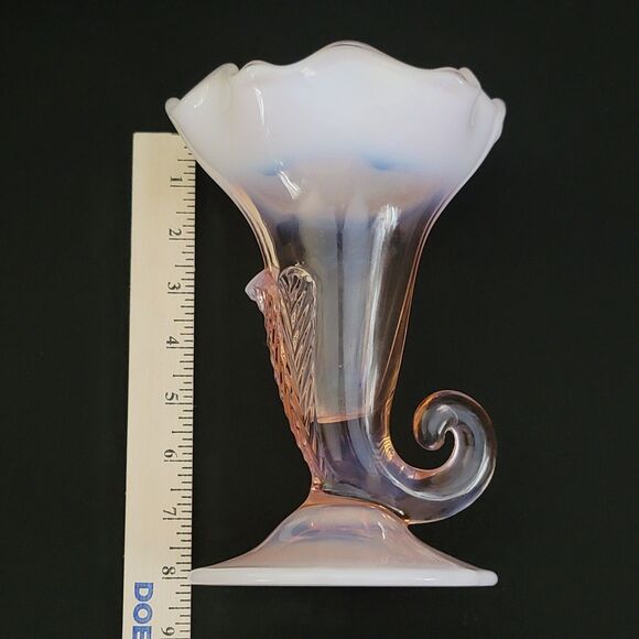Vintage Duncan Miller 3 Feather Pink Glass Opalescent Cornucopia Decorative Vase - Picture 7 of 13